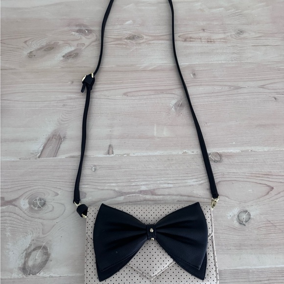 Elegant Cream and Black Bow Crossbody Bag - Picture 3 of 11